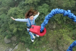 An bold person enjoying the rush of bungee jumping_Forango